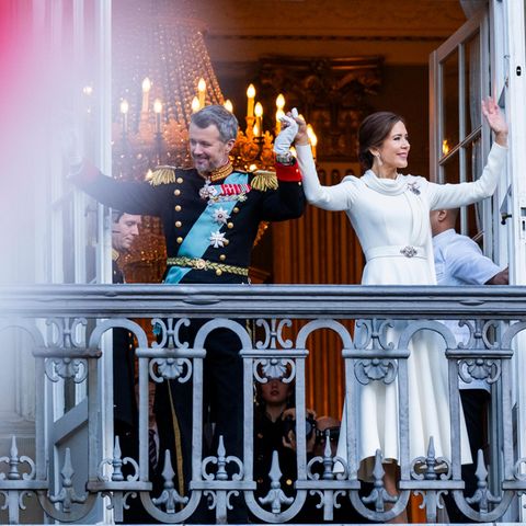 Geschafft! Nach diesem letzten Balkonauftritt feiert die Königsfamilie den Thronwechsel im privaten Kreis weiter.