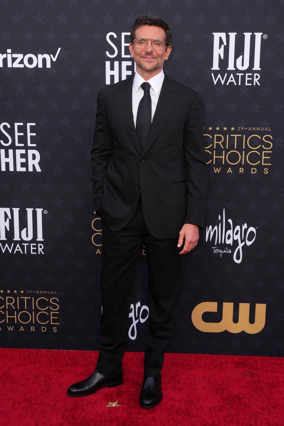 Seltener Anblick! Bradley Cooper zeigt in Los Angeles seine nerdy Seite und begeistert mit großer Piloten-Brille zum schwarzen Anzug. 