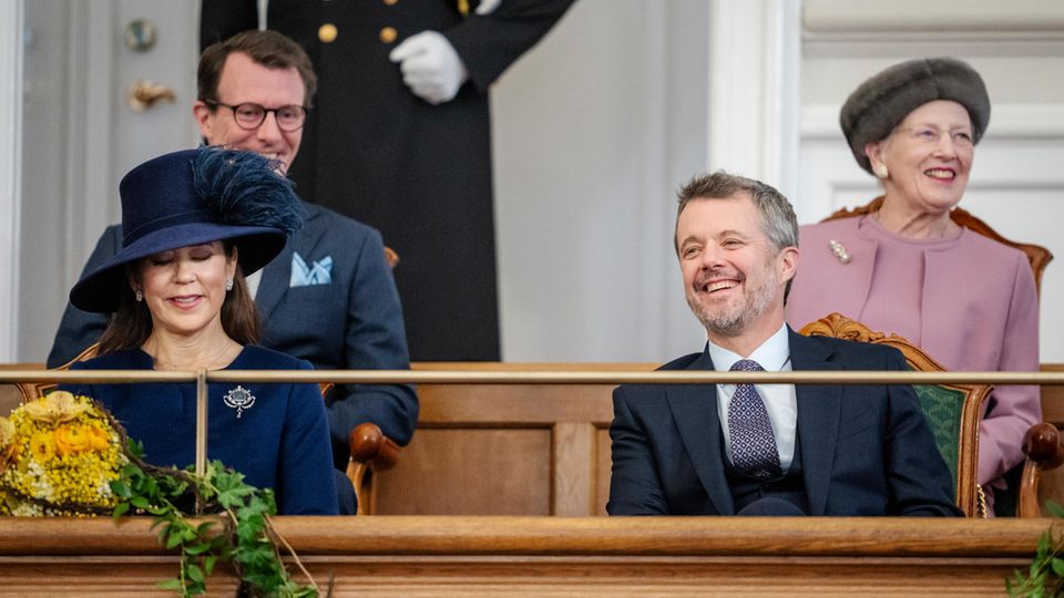 So ausgelassen sieht man sie selten gemeinsam: Königin Mary, Prinz Joachim, König Frederik und Königin Margrethe lachen während der Reden im Parlament.