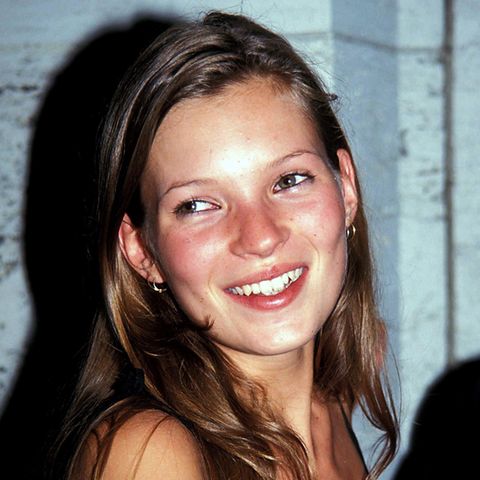 Mit zarten 19 Jahren ist das britische Model Kate Moss in der Modelwelt schon eine ganz Große. Nur 5 Jahre zuvor war sie als 14-jähriger Teenie entdeckt worden. Ihre Karriere ging von da an steil nach oben, ebenso ihre besondere, zarte Schönheit.