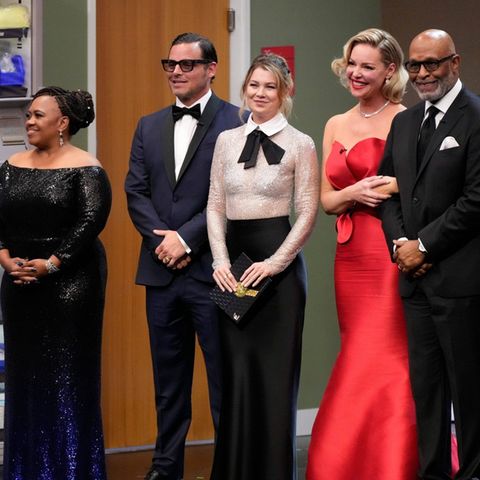 Wiedersehen auf der Emmy-Bühne: Chandra Wilson, Justin Chambers, Ellen Pompeo, Katherine Heigl und James Pickens (v.l.).