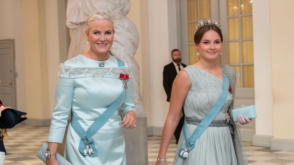 Kronprinzessin Mette-Marit gemeinsam mit Prinzessin Ingrid Alexandra beim Galabankett im Schloss Christiansborg im Rahmen der Feierlichkeiten zum 18. Geburtstag von Prinz Christian.