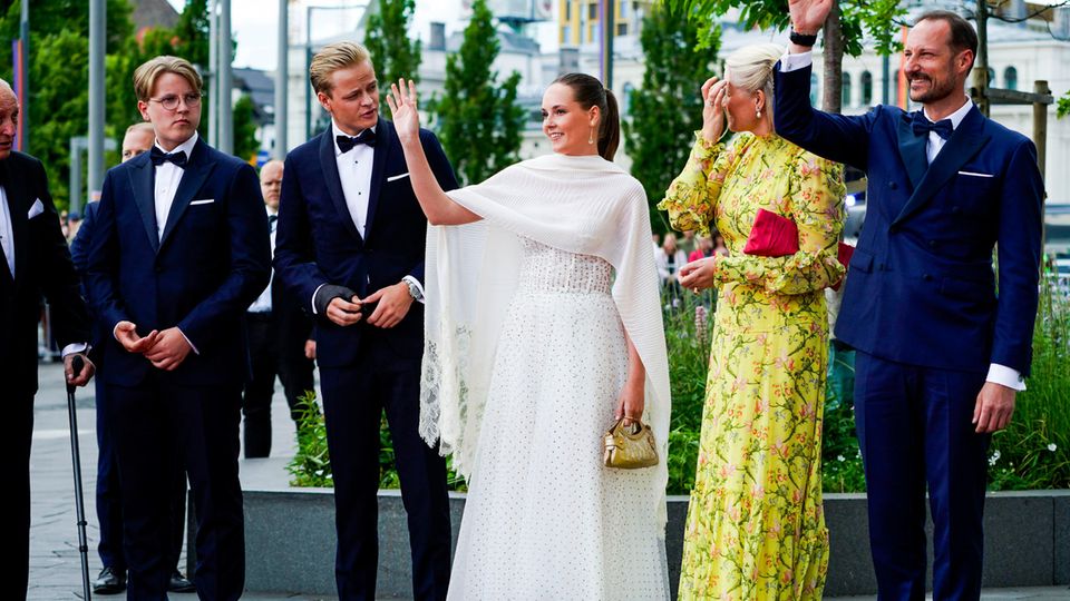 Prinz Sverre Magnus, Marius Borg Hoeiby, Prinzessin Ingrid Alexandra, Kronprinzessin Mette-Marit und Kronprinz Haakon zum Abendessen zur Regierungsveranstaltung anlässlich des 18. Geburtstags von Prinzessin Ingrid Alexandra in Oslo.