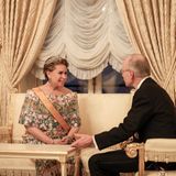 Sowohl der Luxemburger Adel als auch seine Gäste zeigen sich beim Neujahrsempfang in eleganter Abendrobe. Großherzogin Maria Teresa bezaubert in ihrem extravaganten Kleid. 