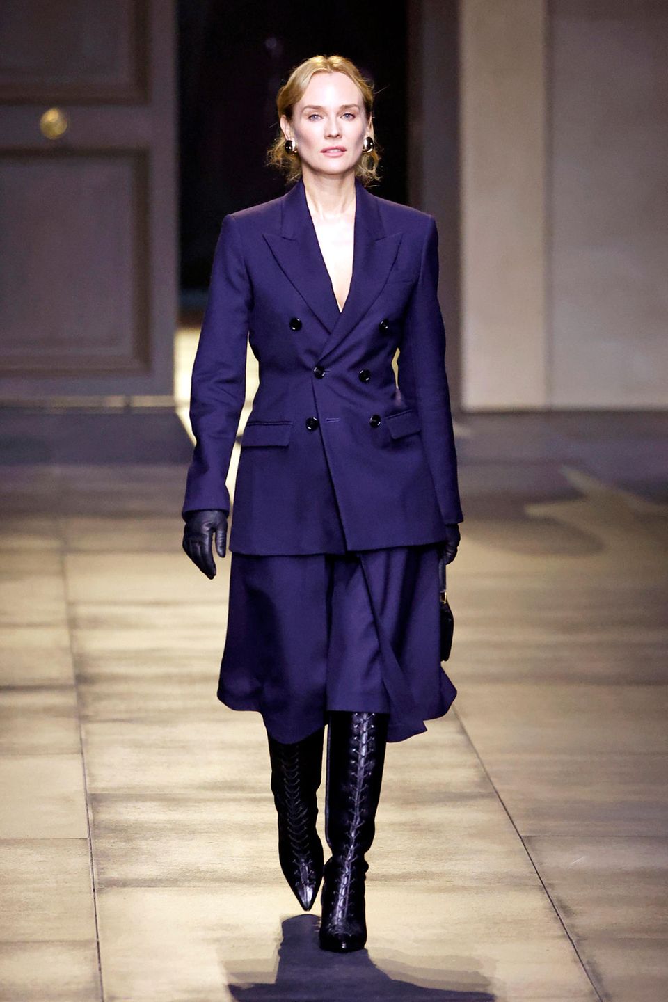 Diane Kruger macht nicht nur als Schauspielerin eine gute Figur! Sie lief in einem eleganten, dunkelblauen Anzug die AMI-Show auf der Pariser Fashion Week. Abgerundet wird ihr Look durch ihre schwarzen, geschnürten Stiefel, sowie durch schwarze Handschuhe und die passende Handtasche.