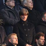 Felix Magath, ehemaliger HSV- und Nationalspieler sowie Meister-Trainer, ehemaliger Bundestrainer Joachim Löw und ehemaliger Bundestrainer Hansi Flick stehen während der Gedenkfeier Seite an Seite. 