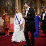 Beim Staatsbankett im Buckingham Palace, im Rahmen des Besuchs des südkoreanischen Präsidentenpaares in Großbritannien, setzt Herzogin Sophie von Edinburgh wieder einmal auf ihre kostbare Robe von Suzannah London, die sie bereits im Mai 2023 zur Krönung von König Charles getragen hat. 