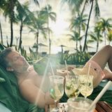 Mit Cocktails und frischer Kokosnuss in der Hand genießt Wayne Carpendale das Leben unter Palmen. "Alles im Griff", schreibt er zu seinem Post auf Instagram. Ausreichend Flüssigkeit ist bei tropischen Temperaturen auch wirklich wichtig. Cheers!