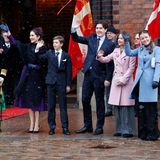 Was für eine schöne Überraschung! Die vier Kinder des Königspaars nehmen ebenfalls am Gottesdienst teil. Neben König Frederik und Königin Mary winken Prinz Vincent, Prinz Christian, Prinzessin Josephine und Prinzessin Isabella der jubelnden Menge vor der Kirche zu. 