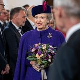 Prinzessin Benedikte trägt heute ebenfalls lila. Die dänische Royal darf sich bei ihrer Ankunft noch dazu über einen hübschen Blumenstrauß freuen. 