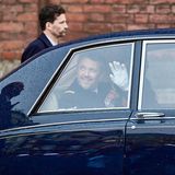 Und schon geht es für die Royals wieder Richtung Schloss. König Frederik winkt aus dem Auto heraus den Menschen zu. 