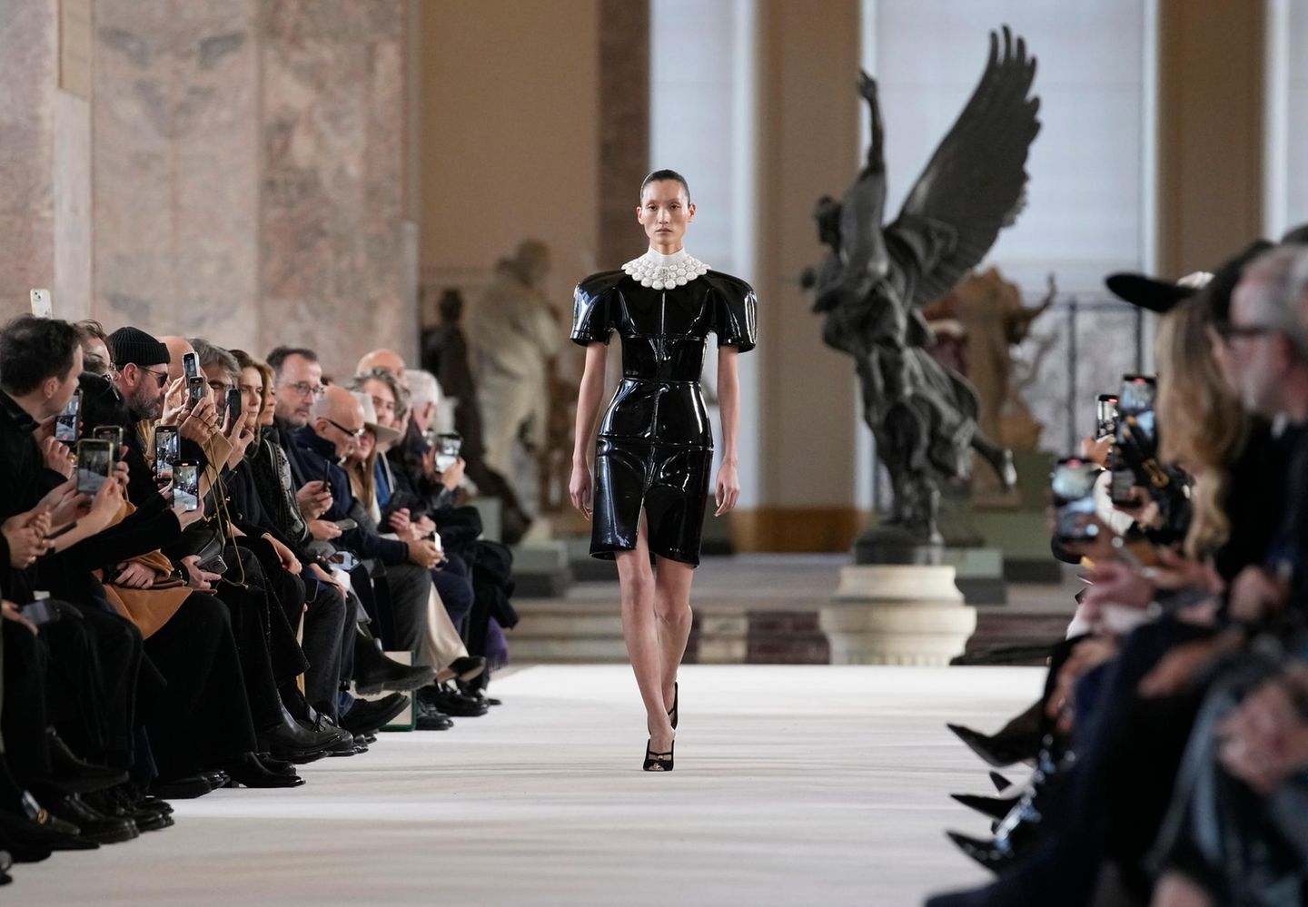 Paris Fashion Week: Die Besten Bilder Der Haute-Couture-Schauen 2024 ...