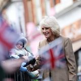 22. Januar 2024 Königin Camilla startet aufgrund der anstehenden Operation von König Charles alleine in die Woche. In der britischen Großstadt Swindon besucht sie unter anderem die 175. Jubiläumsfeier des Juweliers Deacon & Son. Zahlreiche Royal-Fans haben sich hier versammelt, um der Königin einen herzlichen Empfang zu bereiten. 