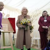 Und schon geht es weiter zum nächsten Termin: Beim 50. Jubiläum des "Swindon Domestic Abuse Support Service" darf sich Königin Camilla über Blumen freuen. 