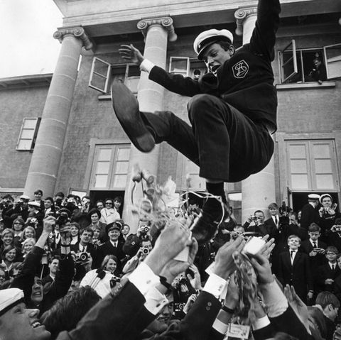 1966 Hurra! Kronprinz Carl Gustaf feiert seinen Schulabschluss, und die Mitschüler lassen ihn hochleben. 