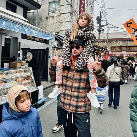 Wenn die Füße bei so viel Sightseeing zu schwer werden, trägt Chris Hemsworth seine Kids auch mal auf den Schultern durch die Straßen. 