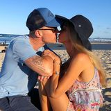 Am 26. Januar wird Down Under der Australia Day gefeiert. Storm Keating grüßt ihre geliebten Aussies mit diesem niedlichen Knutschbild von sich und Ehemann Ronan, Küsse sind in warmer Sonne am Strand eben noch süßer.