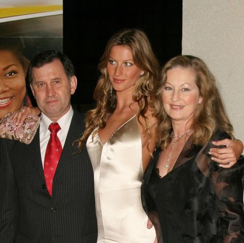 Gisele Bündchen mit ihren Eltern Vânia und Valdir im Jahr 2004 in New York City.