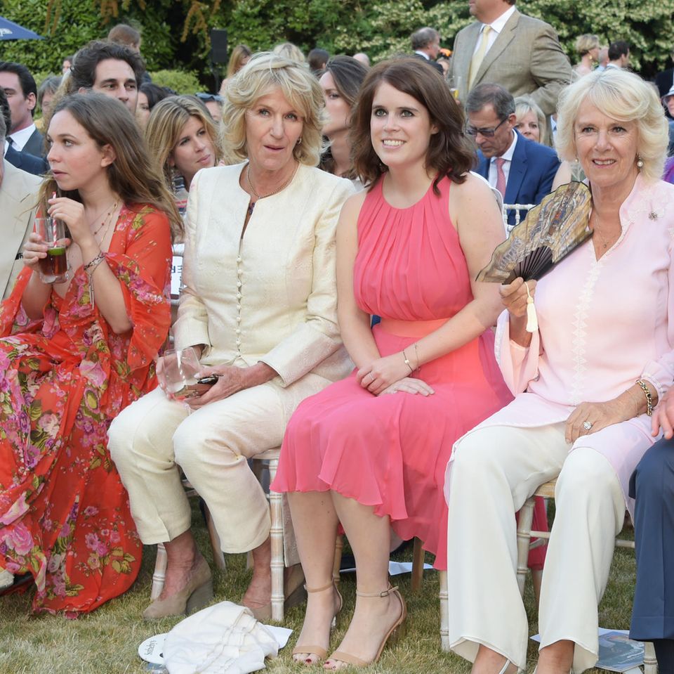 Ayesha Shand, Camillas Schwester Annabel Elliot, Prinzessin Eugenie, Königin Camilla und König Charles im Juni 2015 bei einer Auktion in London