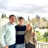 Januar 2024 Prinzessin Marie-Chantal verbringt ein verlängertes Wochenende mit Ehemann Prinz Pavlos und ihrem jüngsten Sohn Aristides in Athen. Den Familienschnappschuss teilt sie zur Freude der Fans auf Instagram. 