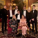 Dezember 2023 Weihnachten kann kommen! In eleganter Abendrobe posiert die Familie inklusive der ehemaligen Königin Anne-Marie im Kaminzimmer. Auf Instagram wünscht Prinzessin Marie-Chantal ihren Follower:innen mit diesem schönen Familienporträt ein frohes Fest. 
