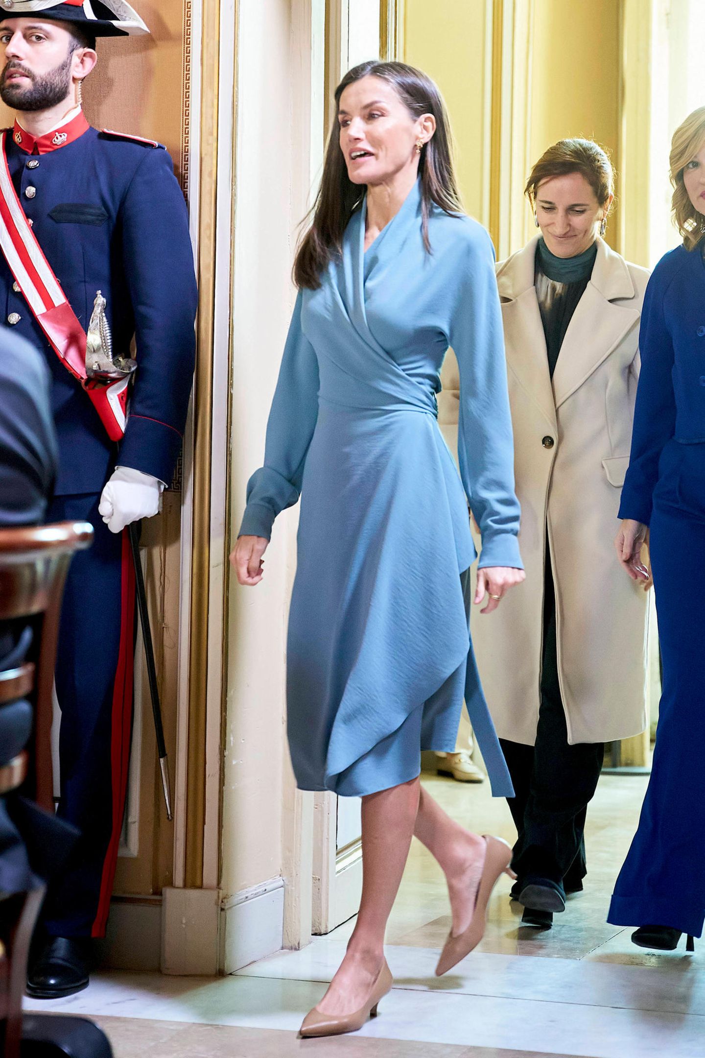 Königin Letizia Bei diesem royalen Look kommen wir direkt in
