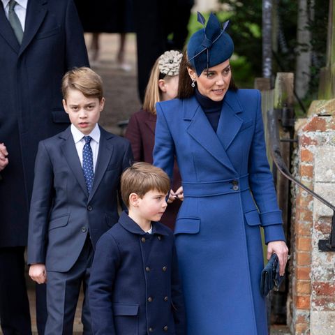 Prinz George, Prinz Louis, Catherine, Princess of Wales, und Prinzessin Charlotte (im Hintergrund) 0.6655