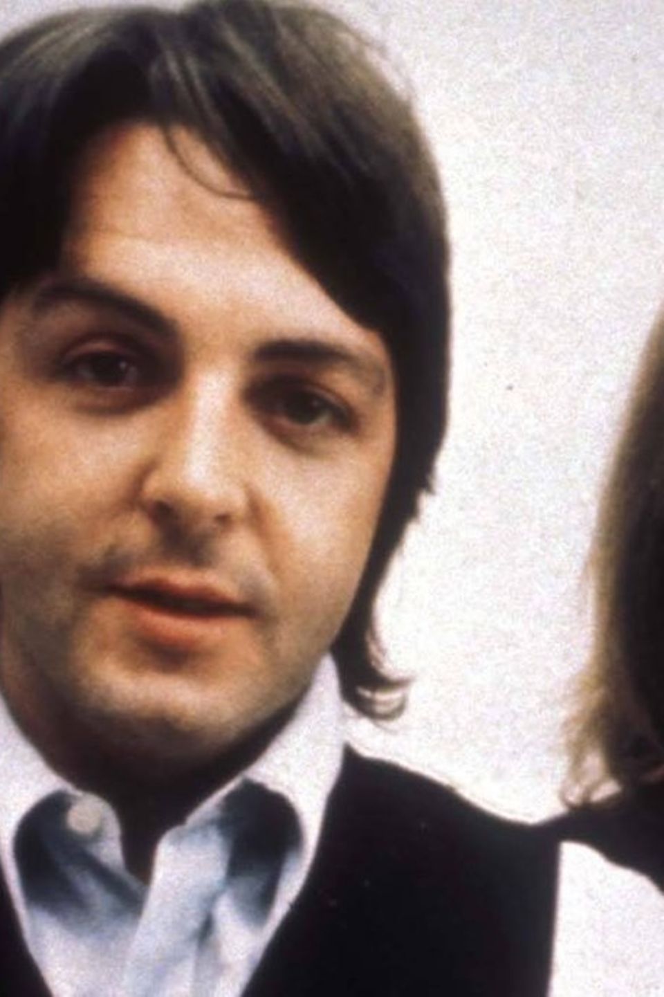 Paul McCartney (l.) erinnert sich noch gut an die Unsicherheiten seines Bandkollegen John Lennon.