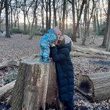 Frische Luft und süße Küsse: "Nature Babies" Leona Lewis und Töchterchen Carmel sind unterwegs auf einem nachmittäglichen Waldspaziergang, dabei können sie ordentlich Sauerstoff tanken und ihr Zusammensein genießen. Was braucht man mehr!?