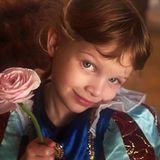 Milla Jovovichs dritte Tochter Osian Lark Elliot feierte am 2. Februar ihren 4. Geburtstag, und die Supermodel-Mama findet nur die schönsten Worte für ihre "clevere, schelmische und unglaublich einfühlsame" kleine Blume. Und noch eines wird mit den Instagram-Glückwünschen und niedlichen Bildern der Kleinen klar: Osian hat die guten Gene ihrer Mutter geerbt, genau wie ihre Schwestern Ever und Dashiel.