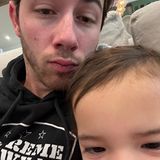 Nick Jonas und Töchterchen Malti sind schon ganz früh wach, um Morgen-Selfies zu knipsen. Dabei sieht die Zweijährige deutlich wacher aus, als ihr noch etwas verschlafener Papa. Es gibt eben so viel zu erleben, wenn man jung ist!