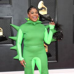 Gegen ein bisschen Spaß auf dem Red Carpet ist ja grundsätzlich nichts einzuwenden, comichafte Kostüme, wie hier das grüne von Singer-Songwriterin Tayla Parx bei den Grammys 2022 sind aber für so wichtige Großevents dann doch eher ungeeignet.