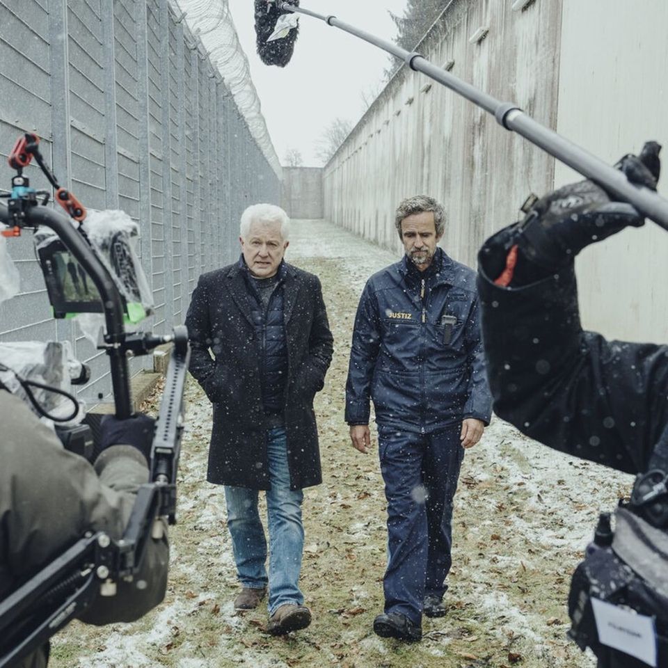 "Tatort: Das Wunderkind" mit Miroslav Nemec (l.) als Kriminalhauptkommissar Ivo Batic und Felix Hellmann als Gefängniswärter S