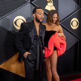 Auch John Legend und Chrissy Teigen sind stets ein tolles Style-Paar, besonders sie bezaubert bei den Grammys in einem süßen Minidress mit Blütenrock von Alexandre Vauthier.