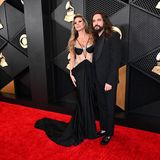 Heidi Klum und Tom Kaulitz sind Red-Carpet-Profis, das beweist das Glamour-Paar auch wieder bei der diesjährigen Grammy-Verleihung. In Schwarz sind sie perfekt aufeinander abgestimmt, Heidi setzt mit den Glitzer-Details ihres Valdrin-Sahiti-Kleids funkelnde Akzente.