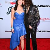 Steven Tyler ist der Initiator der "Jam for Janie Grammy Awards"-Viewing-Party, und das in diesem Jahr schon zum fünften Mal. Auf dem Red Carpet kuschelt der Aerosmith-Rocker im Brokat-Jacket mit seiner Freundin Aimee Preston, die im blauen Leder-Dress mit pinkfarbenen Stilettos auch zum Anbeißen aussieht.