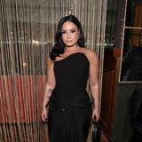 In einem eleganten, schwarzen Kleid besucht Demi Lovato die Grammy After-Party des "W Magazine", veranstaltet gemeinsam mit Mark Ronson und Gucci in Los Angeles. Ihr Make-up ist ebenfalls dunkel gehalten, wodurch ihre Augen stark zur Geltung kommen.