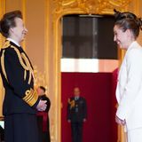 Der Termin scheint eine willkommene Ablenkung für die britische Royal zu sein. Ausgelassen unterhält sich Prinzessin Anne mit Sara Cox, nachdem sie die Schiedsrichterin zum "Member of the Order of the British Empire" ernannt hat. 