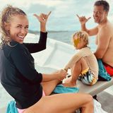 Familie Carpendale: Annie, Wayne und Sohn beim Surfen