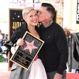 5. Februar 2019 Ein wohlverdienter Kuss: Pinks Ehemann Carey Hart scheint stolz auf seinen Pop-Star zu sein. Einen Stern auf dem Walk of Fame kriegt schließlich nicht jeder.
