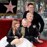 Glücklich posiert die Sängerin mit ihrer Familie auf dem Walk of Fame. Diesen besonderen Tag wird Pink so schnell bestimmt nicht vergessen. 