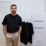 Promi-Friseur Jörg Oppermann gehört ebenfalls zu den Stars des Abends und präsentiert seine Capsule-Collection mit Seidensticker.