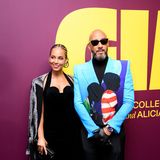 Alicia Keys und ihr Ehemann Kasseem Dean, besser bekannt als Swizz Beatz präsentieren ihre Kunstsammlung im Museum in Brooklyn. Alicia begeistert in einem eleganten, schwarzen Kleid und einem glitzernden Blazer, den sie lässig über ihren Schultern trägt. Ihr Mann trägt ein extravagantes Sakko. Ein stylischer Auftritt!