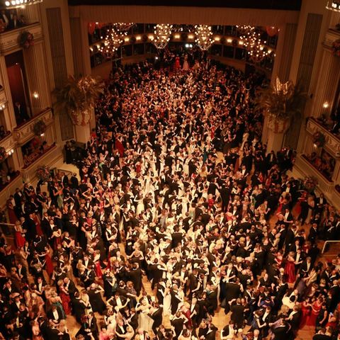Der Wiener Opernball ist jedes Jahr der gesellschaftliche Höhepunkt der Ballsaison im Wiener Fasching.