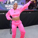 In bester Super-Bowl-Stimmung ist auch Tiffany Haddish schon, nicht zu übersehen im lässig-süßen, bauchfreien Trainingsanzug in Pink.