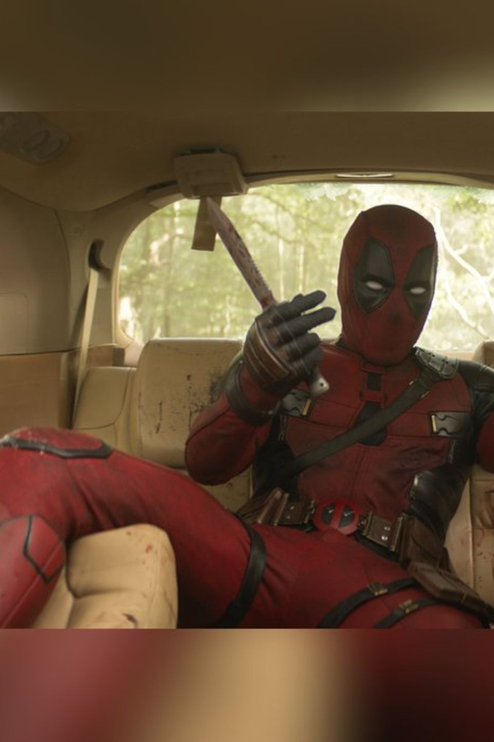 Die Kratzer verraten es: Deadpool (Ryan Reynolds) trifft auf Wolverine.