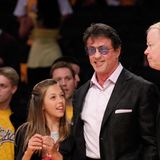 Daddys Girl: Im Jahr 2010 sieht man die kleine Sistine Stallone noch mit deutlich helleren Haaren bei einem NBA Spiel in Los Angeles an der Seite ihres Vaters. Doch seitdem hat sie sich ziemlich verändert. 