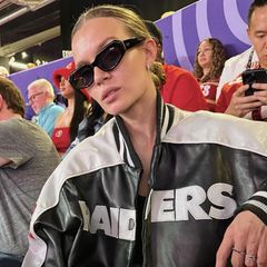 Josephine Skriver ist zwar kein Chiefs-Fan, aber den Super Bowl gegen die 49ers will sie sich nicht entgehen lassen. In einer Jacke der Las Vegas Raiders schaut sie sich das Football-Spiel an. 