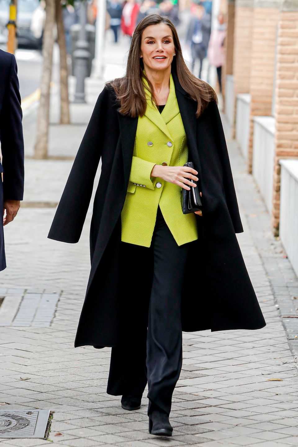 Königin Letizia besucht das Arbeitstreffen des Verwaltungsrates der spanischen Föderation für Seltene Krankheiten in Madrid und scheint den Frühling im Gepäck zu haben! Sie wertet ihren schlichten, schwarzen Look aus weiter Hose und Wollmantel mit einem knalligen Blazer auf, der sofort für gute Laune sorgt.