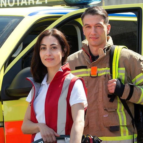 "Die Notärztin": Zwischen Notärztin Dr. Nina Haddad (Sabrina Amali) und Feuerwehrmann Markus Probst (Max Hemmersdorfer) kniste